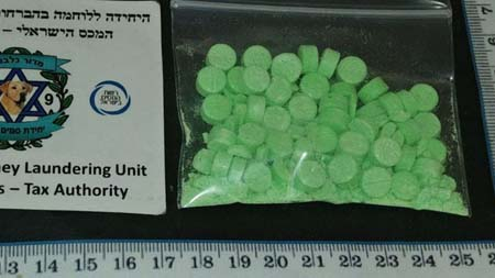 الشرطة تضبط 38 طرداً بداخلها سموم مستوردة في مطار اللد 